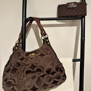 Coach purse medium size with matching wallet included